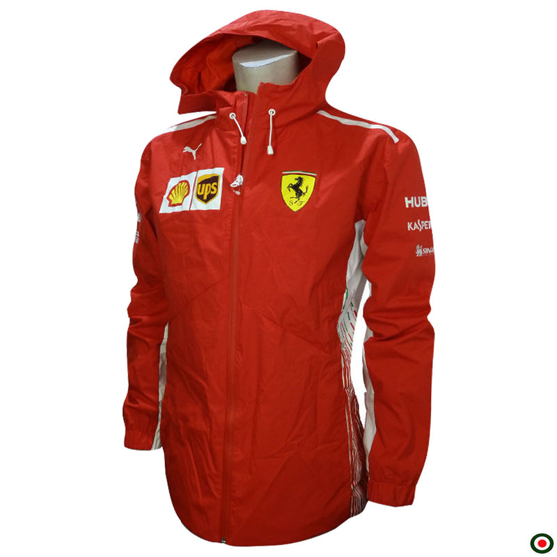 Giacca antipioggia Scuderia Ferrari F1 Team sponsor 2018  https://f1monza.com/products/giacca-antipioggia-scuderia-ferrari-f1-team-sponsor-2018